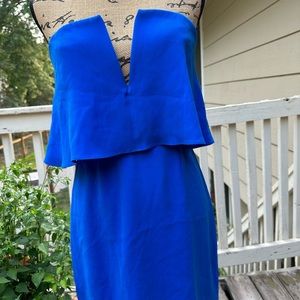 I’m selling this BCBGMAXAZRIA beautiful blue strapless dress.